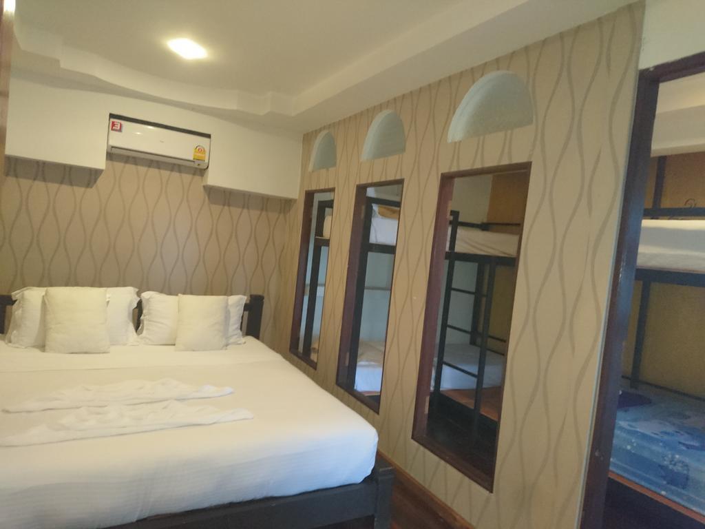 At Casa Guesthouse Amphawa Exterior foto