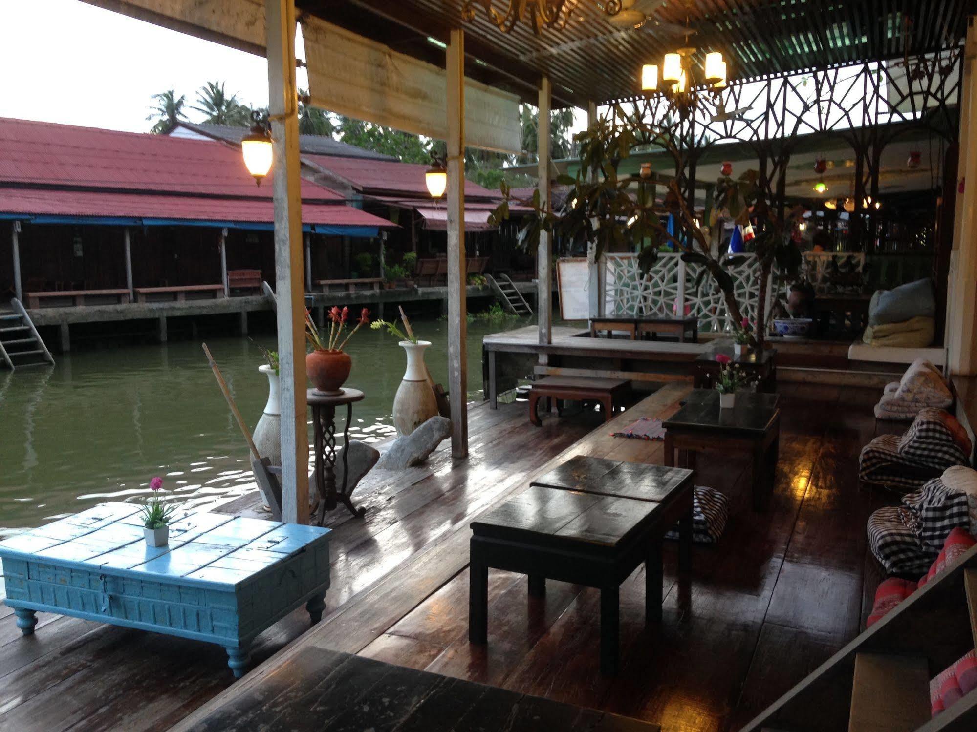 At Casa Guesthouse Amphawa Exterior foto