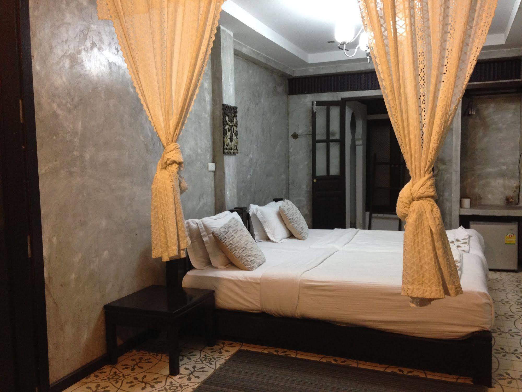 At Casa Guesthouse Amphawa Exterior foto