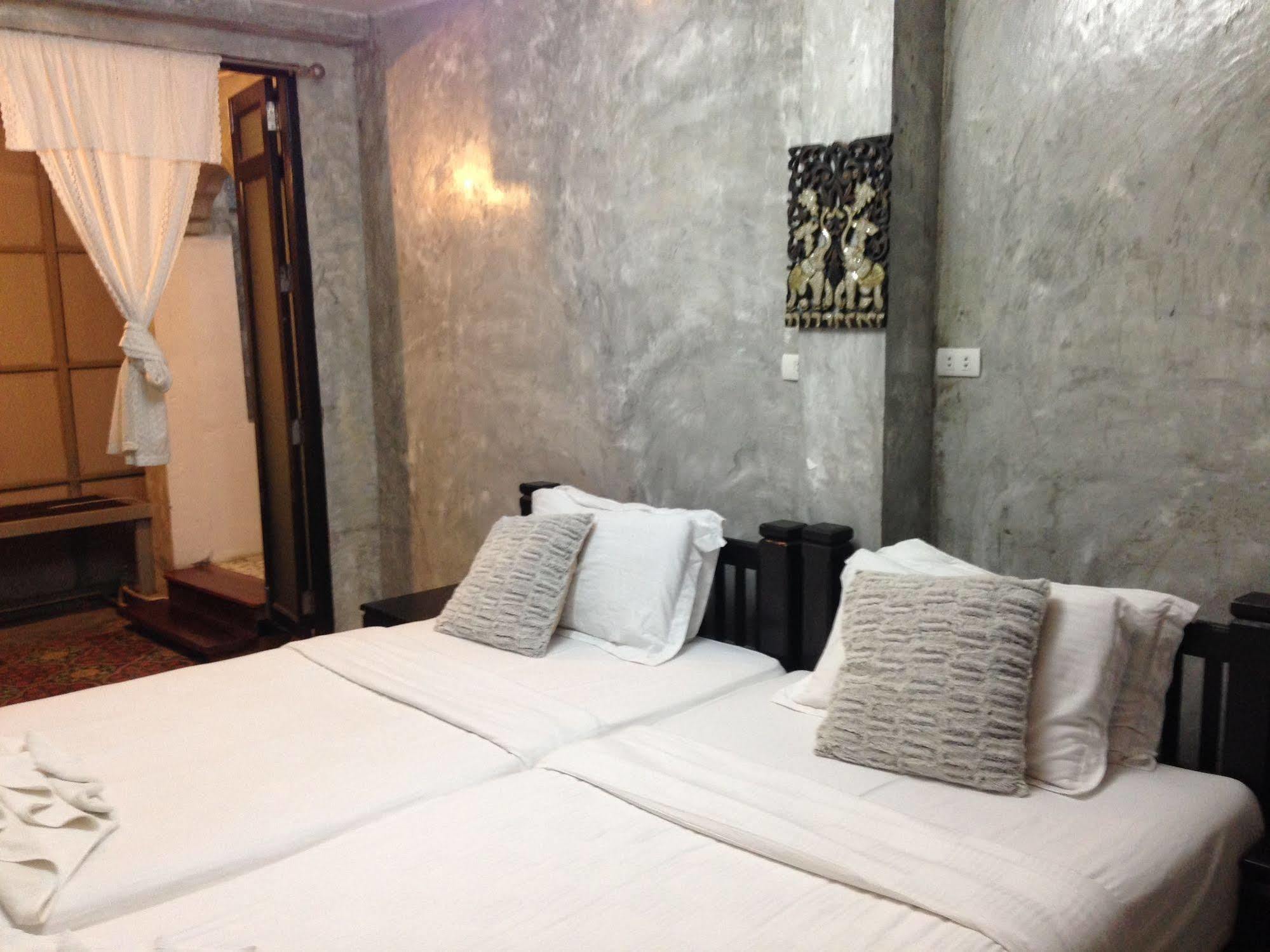 At Casa Guesthouse Amphawa Exterior foto